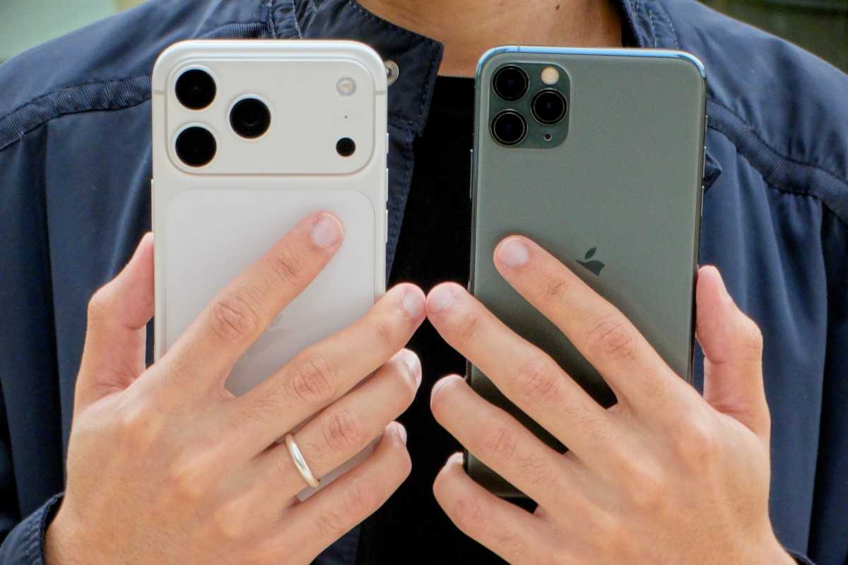 Анимации стали плавнее, а корпус холоднее. iPhone 11 Pro Max (справа) на фоне iPhone 17 Pro Max. Разница видна. Фото.
