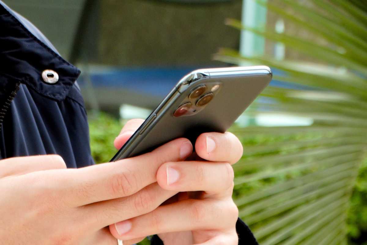 Как ко мне попал iPhone 11 Pro Max. На iOS 26 смартфону откровенно тяжеловато. Фото.