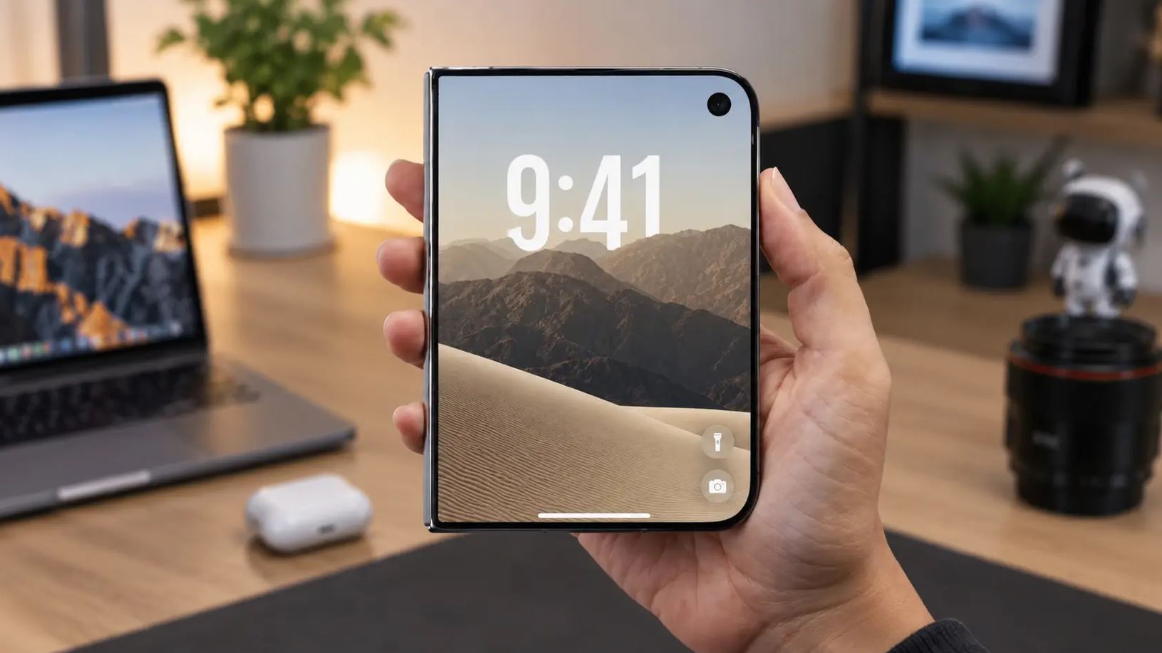 iPhone Duo в руке