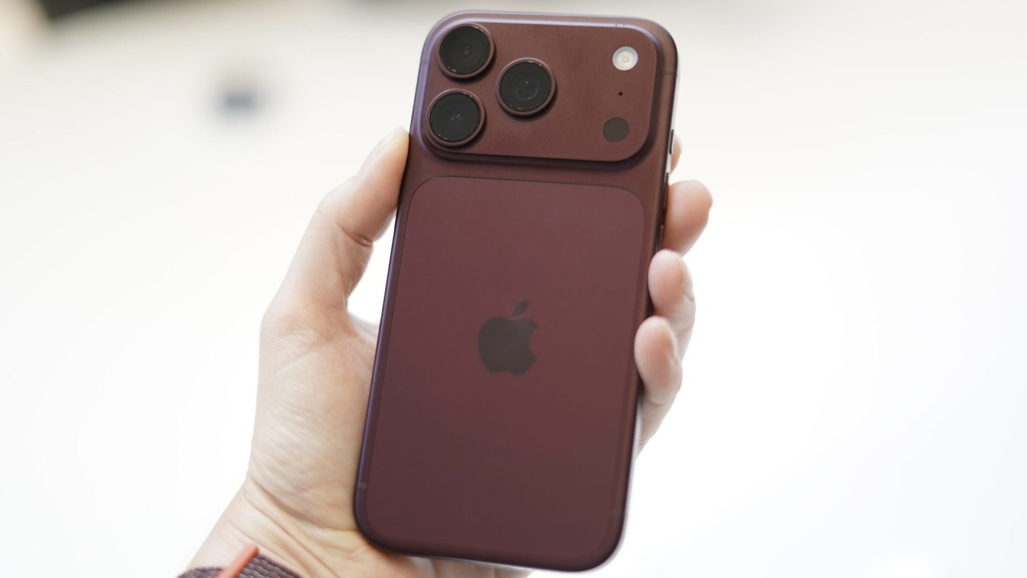 Новые iPhone стали заметно автономнее. iPhone 18 Pro в бордовом цвете. Фото.