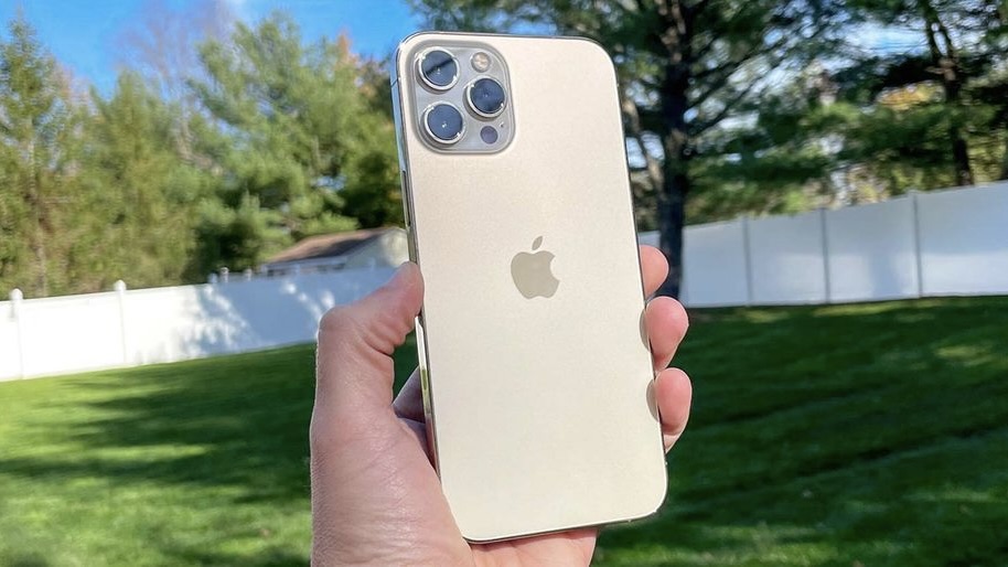 iPhone 12 Pro Max в руке
