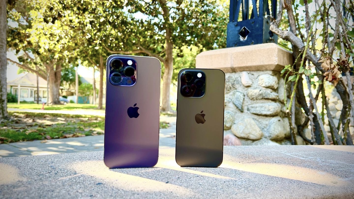 iPhone 14 Pro Max рядом с iPhone 14 Pro