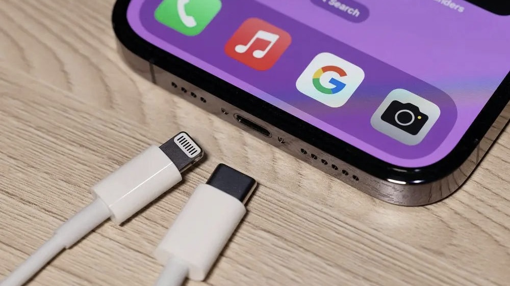 Кабель Lightning и USB-C рядом с iPhone