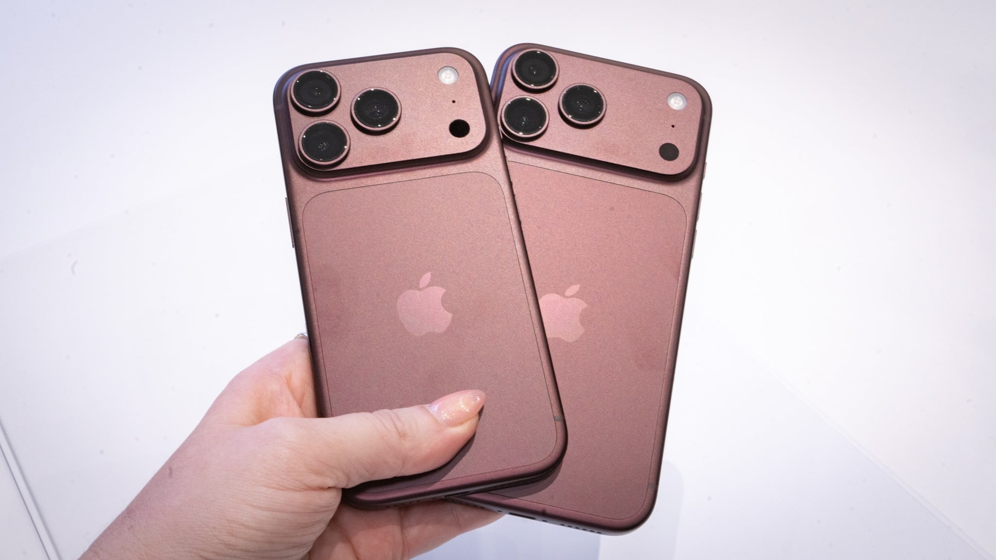 Стоит ли гнаться за новым iPhone из-за чипа. iPhone 18 Pro и iPhone 18 Pro Max, которые работают на Apple A20 Pro. Фото.