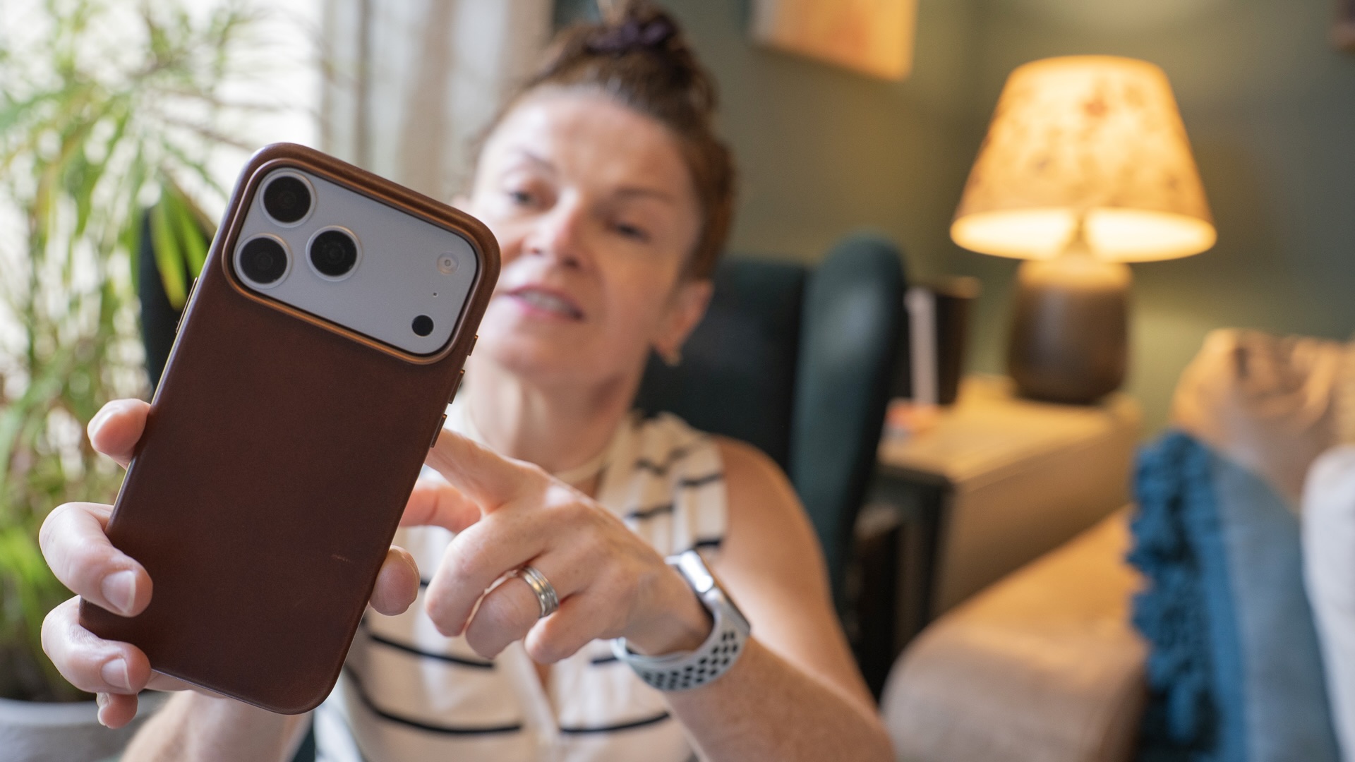 Голубой iPhone 18 Pro Max в бордовом чехле