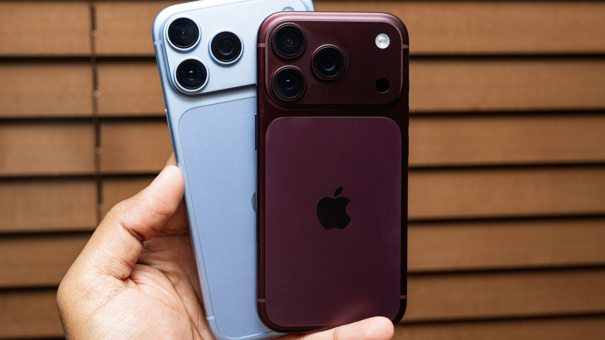 iPhone 18 Pro Max и iPhone 18 Pro в руке
