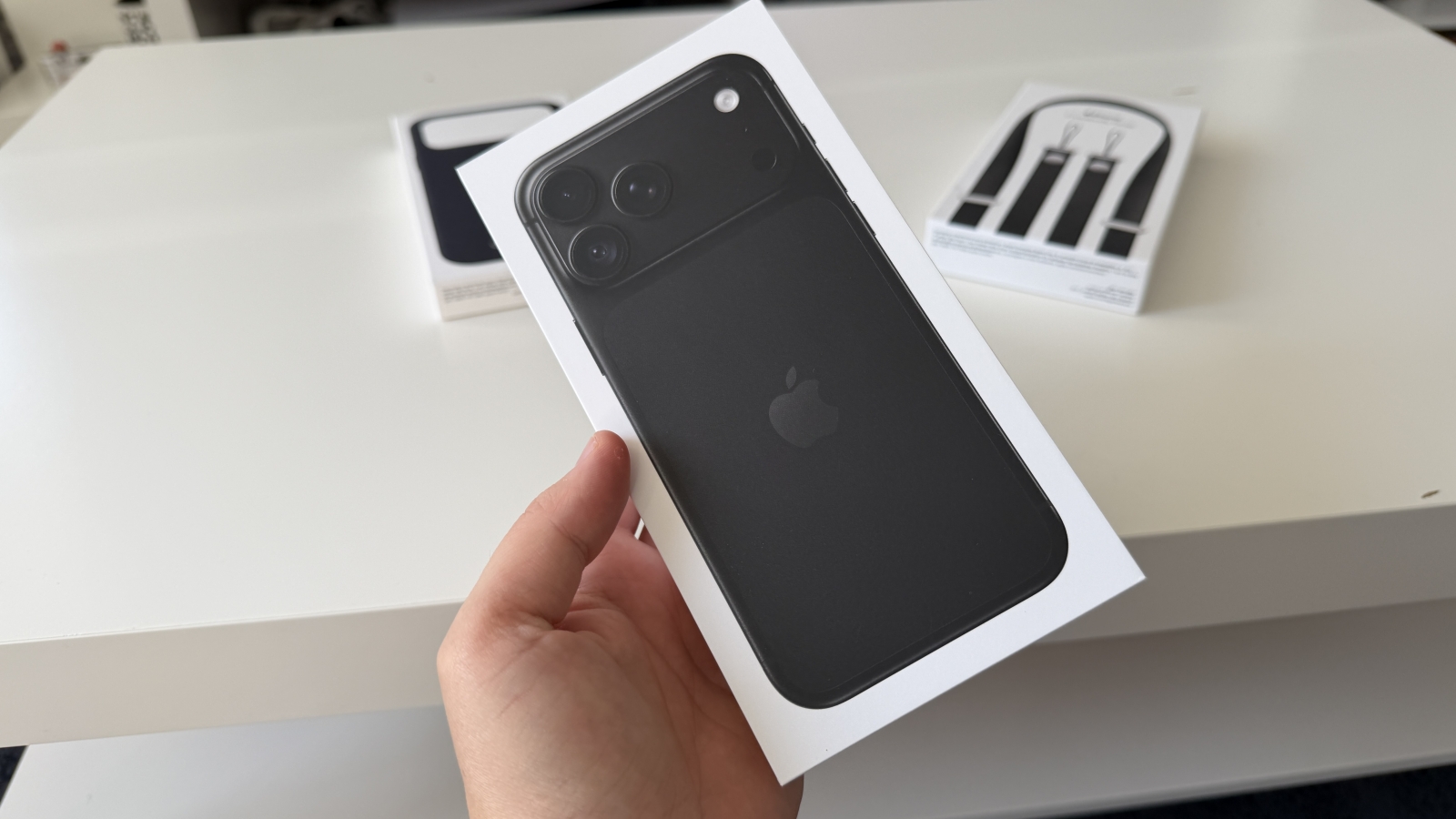 Коробка от черного iPhone 18 Pro
