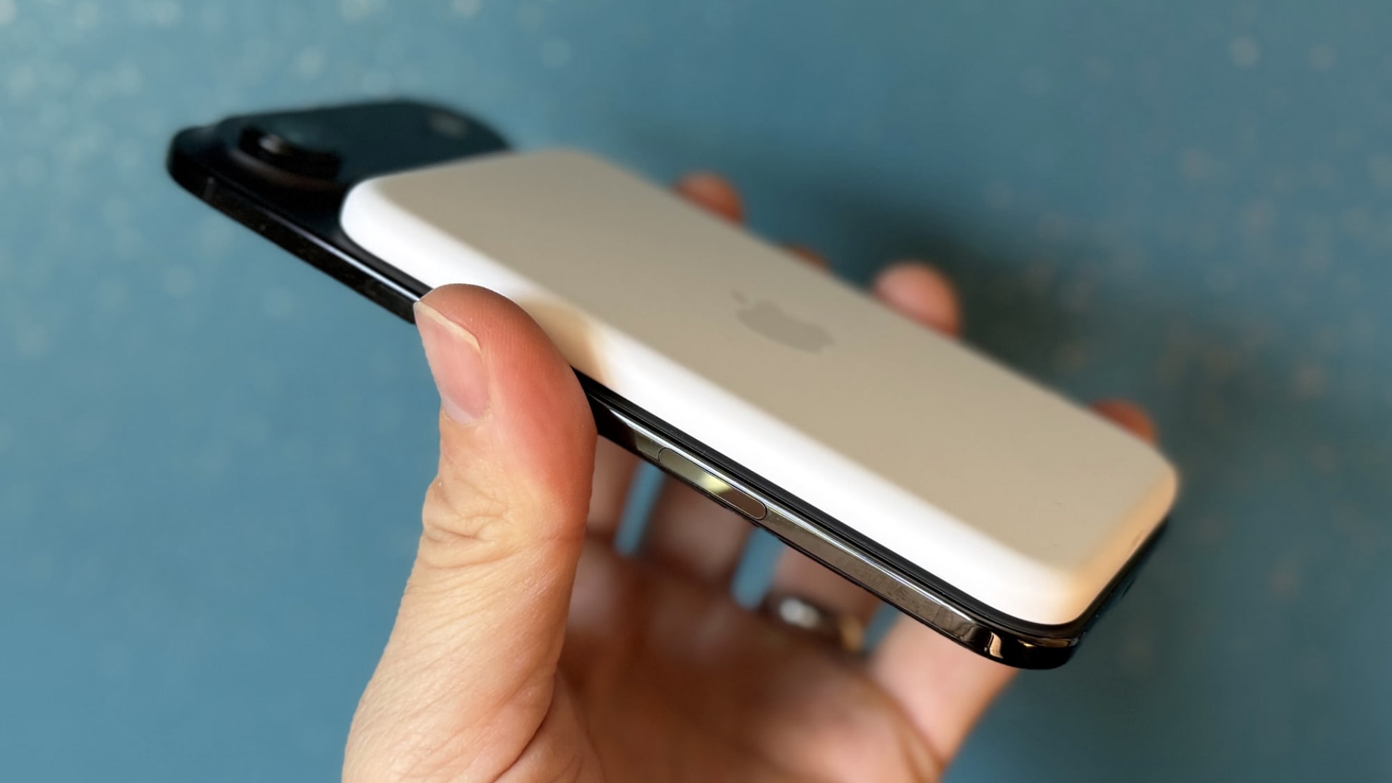 iPhone Air с фирменным внешним аккумулятором Apple
