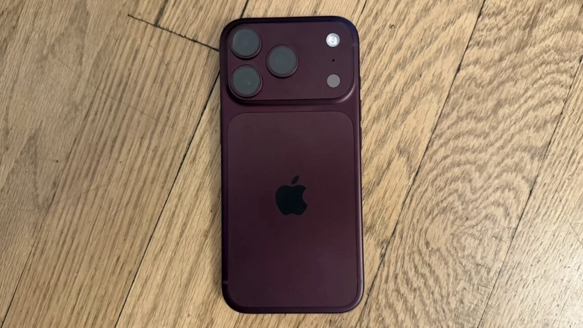 iPhone 18 Pro на полу