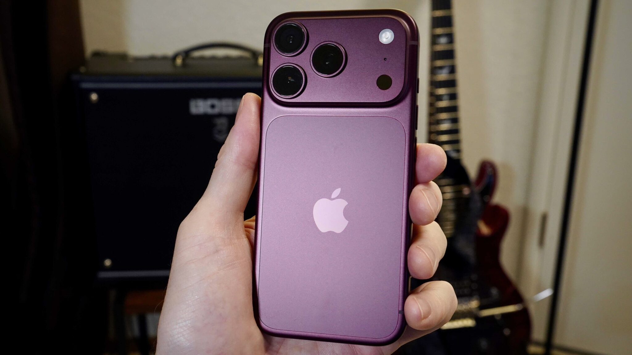 iPhone 18 Pro в бордовом цвете