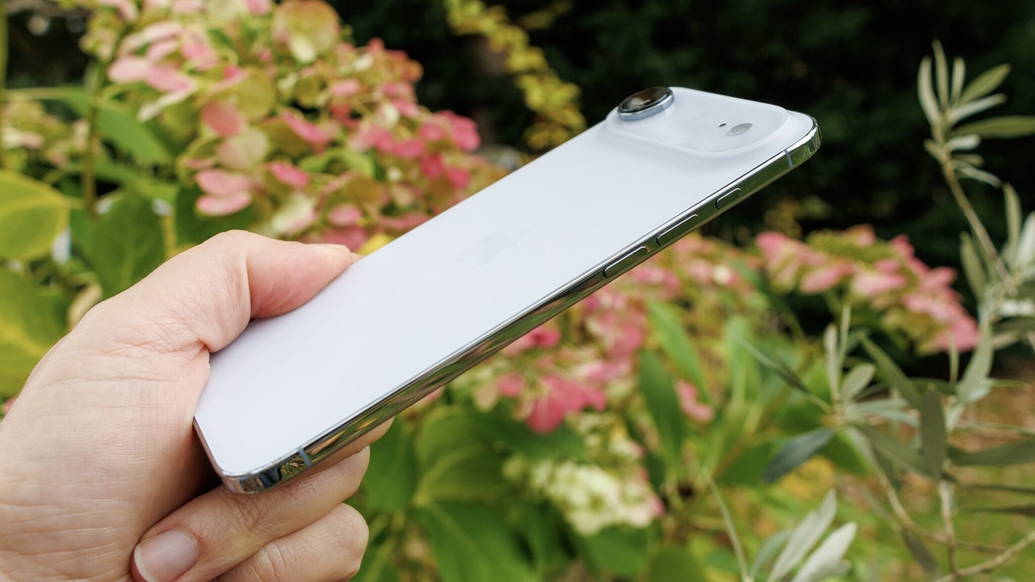 Тонкий iPhone Air в белом цвете