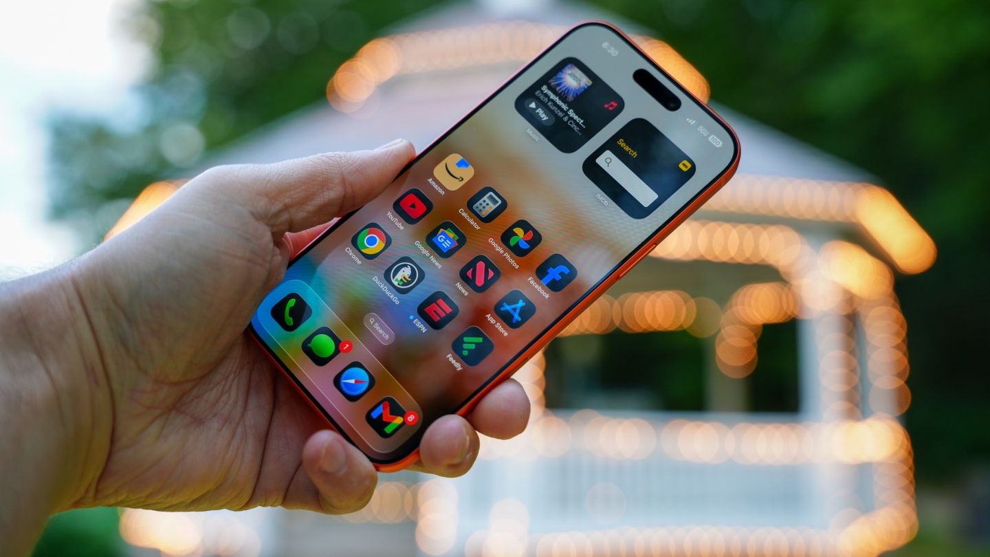 iPhone в руке