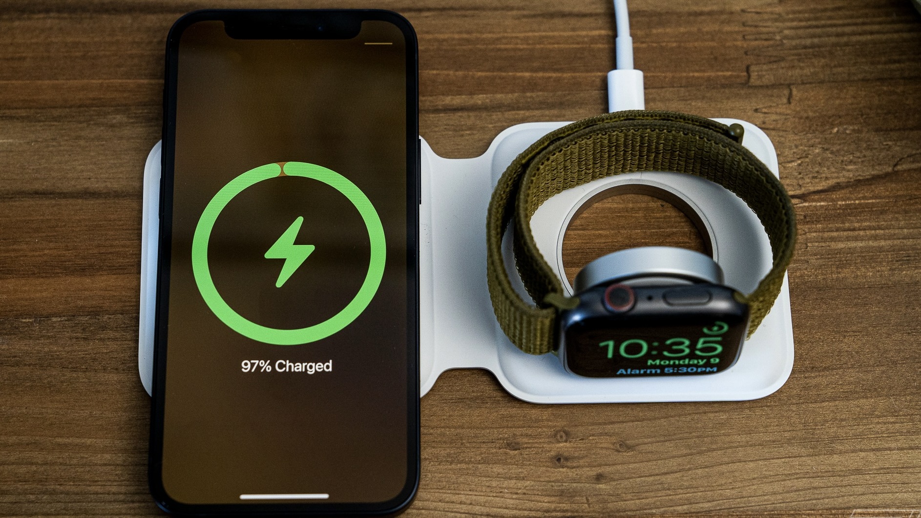 У Apple с приставкой Duo уже была история. Magsafe Duo Charge — первое устройство Apple с названием Duo. Фото.