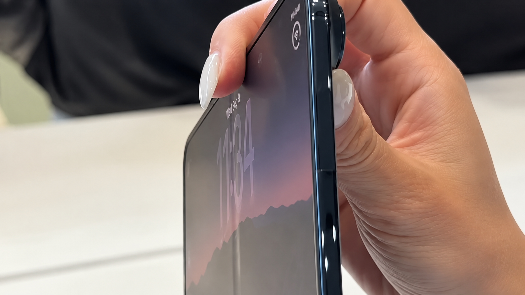 Невидимую складку Apple нам не обещала. Складка на экране iPhone Duo под другим углом. Фото.