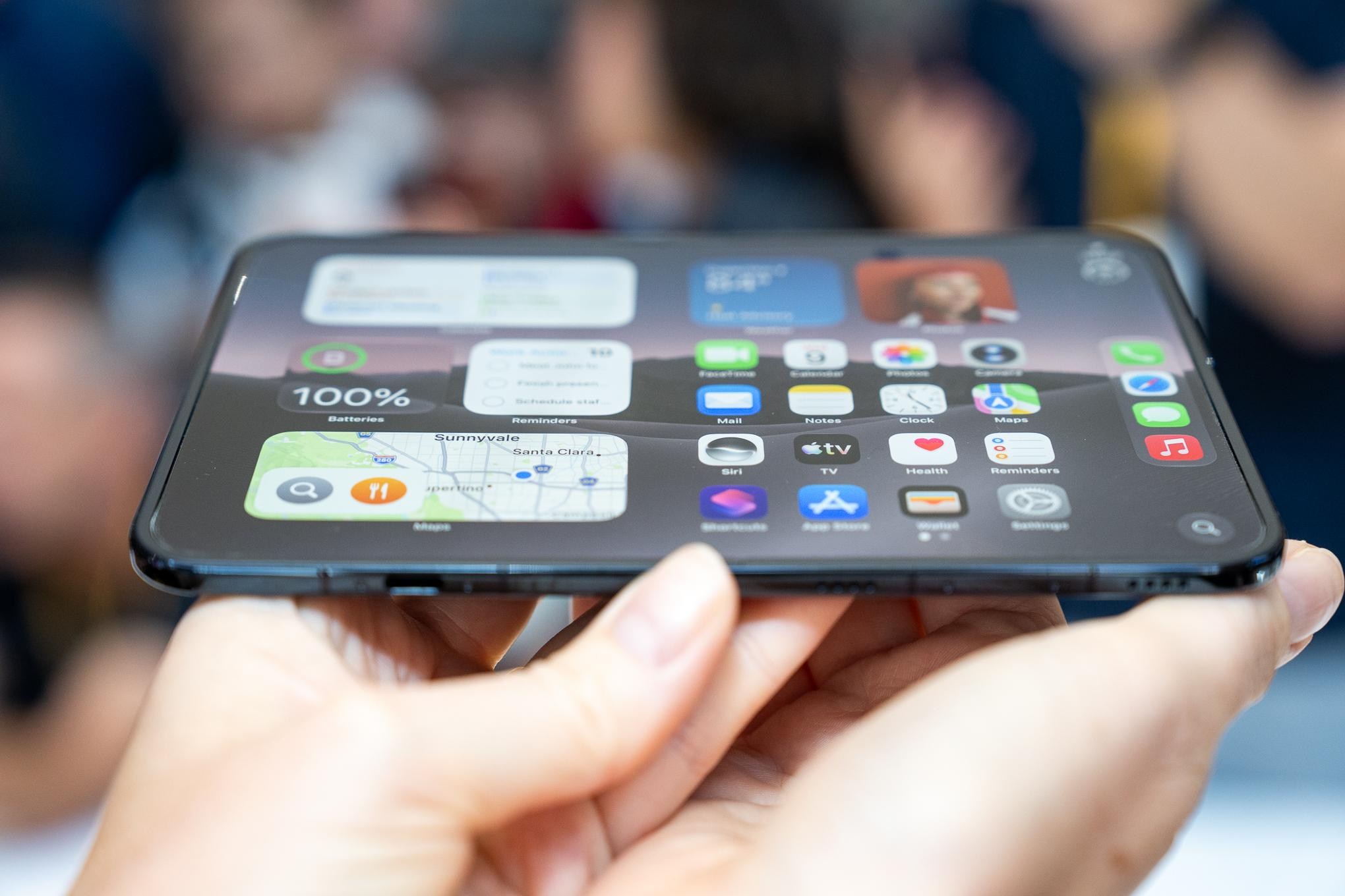 Видно складку или нет: смотрим и трогаем. Складка на экране iPhone Ultra под другим углом. Фото.