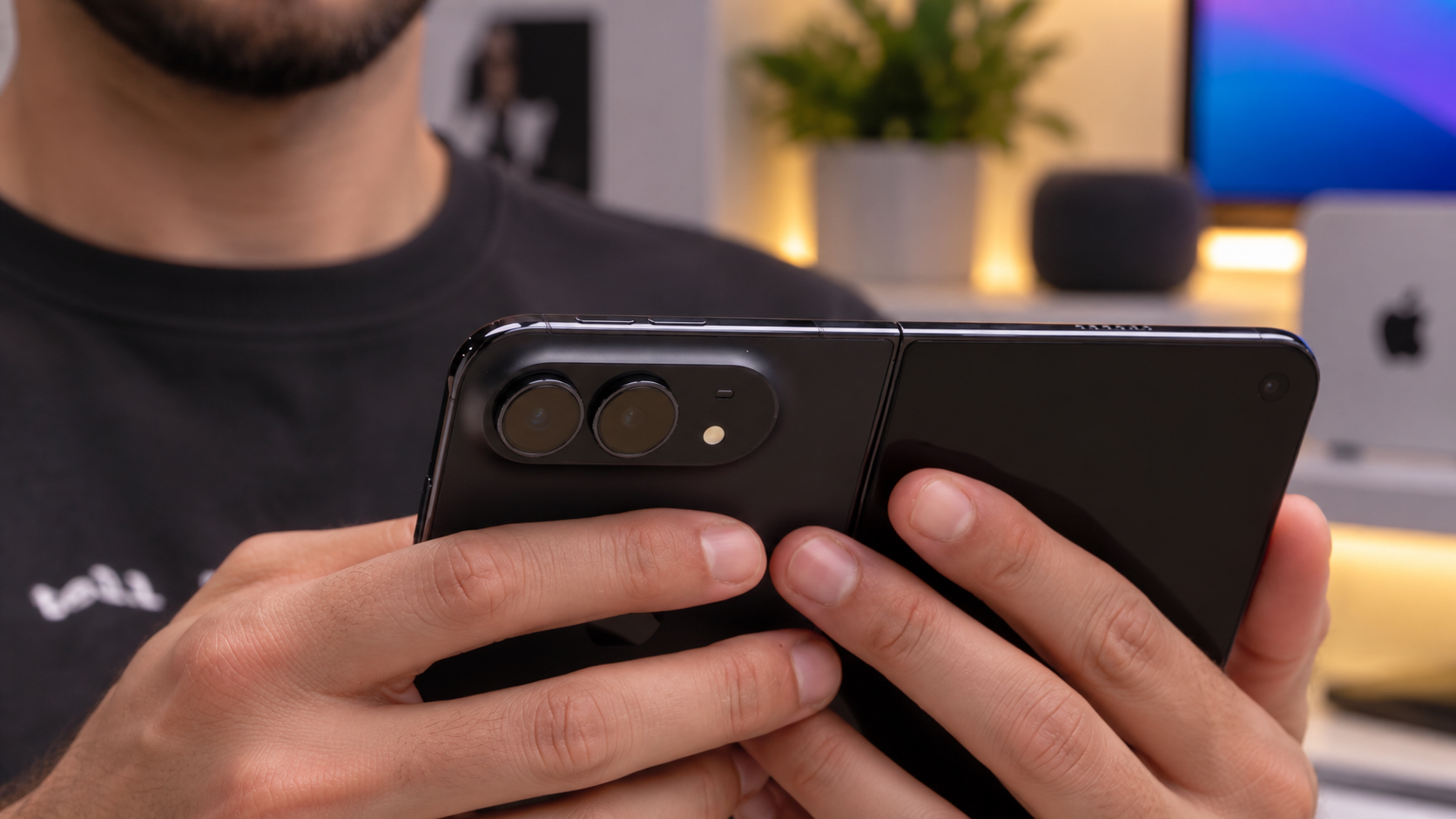 Как складной iPhone выглядит вживую. Раскрытый iPhone Duo в руках. Фото.