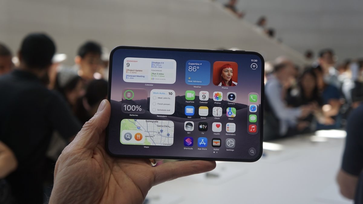 iPhone Duo в раскрытом состоянии в формате планшета