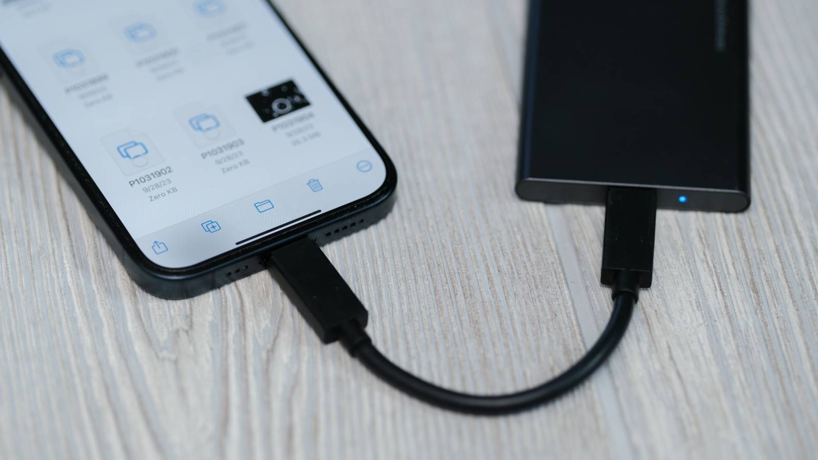 Почему внешний SSD опаснее обычной флешки. Подключенный внешний SSD в момент переноса файлов. Фото.