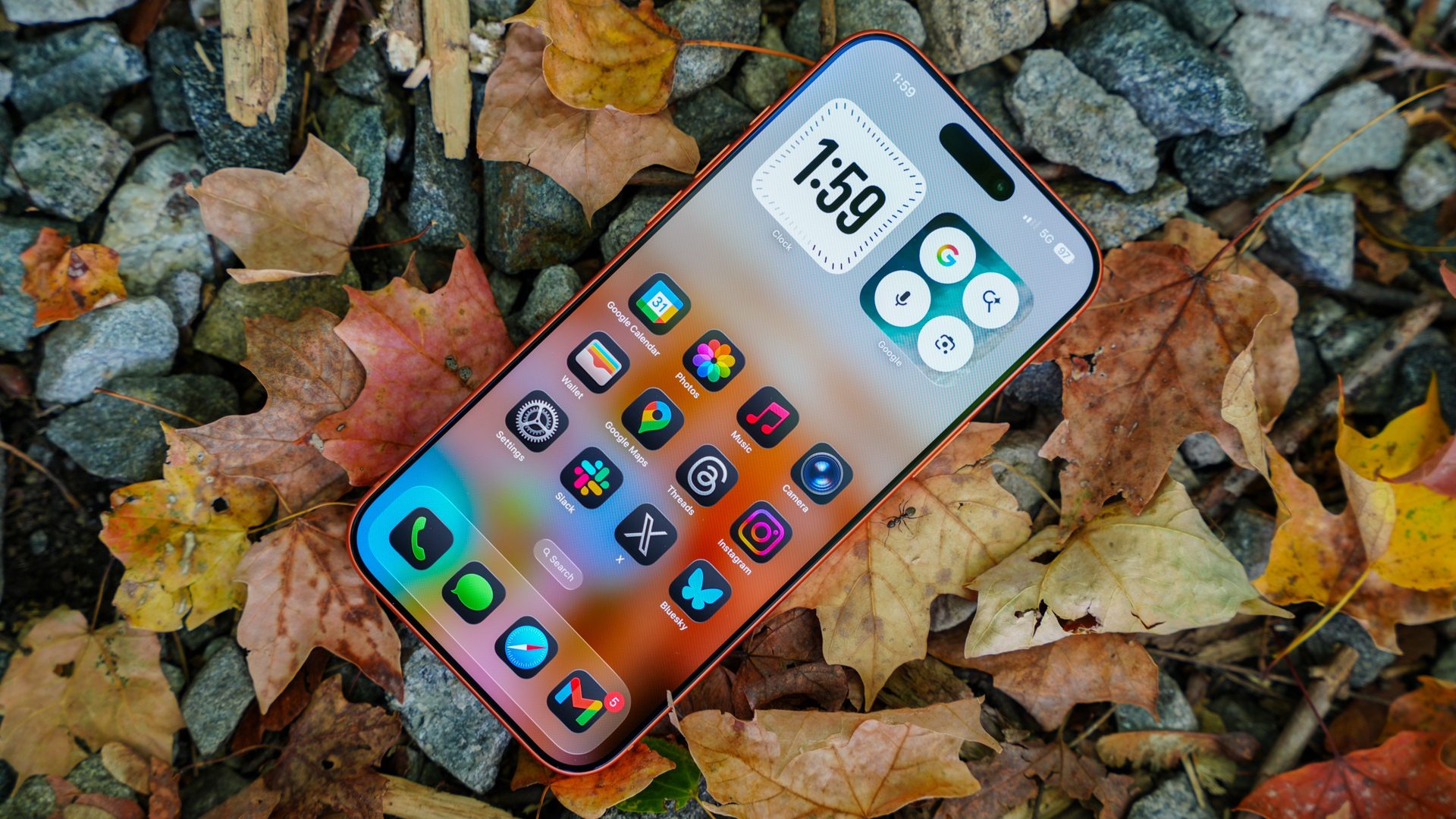 Менять айфон стоит уже сейчас. iPhone 17 Pro на листве. Фото.