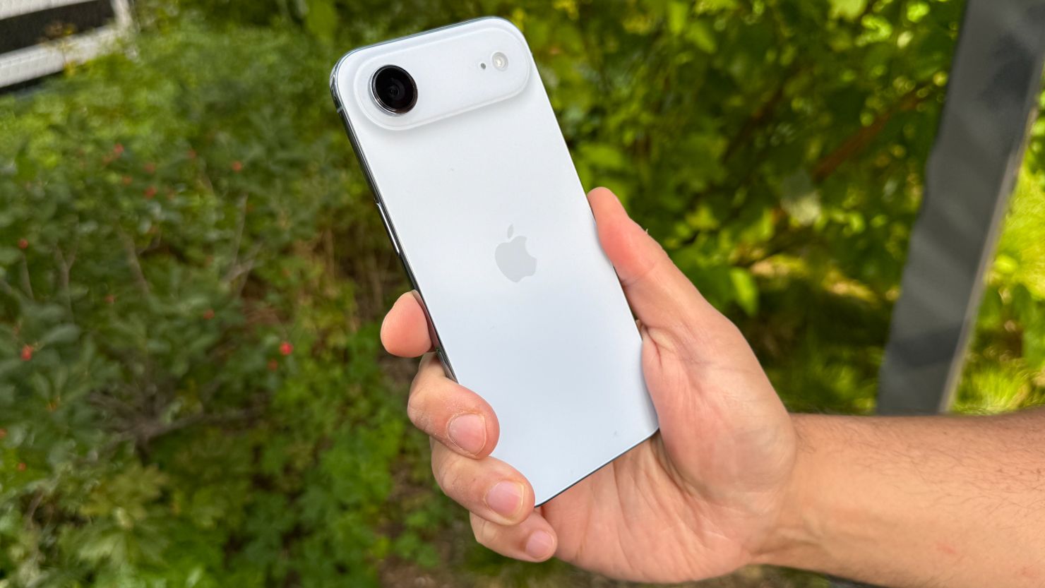 Старая линейка тоже пойдет вверх. iPhone Air в руках у пользователя. Фото.