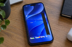 Новый баг iOS 27: iPhone перестаёт реагировать, если потянуть виджет не туда. Фото.