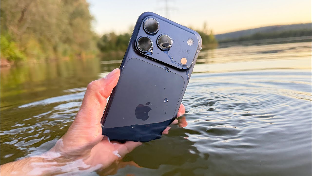 С водой и пылью теперь поаккуратнее. iPhone 17 Pro Max, погруженный в воду. Фото.