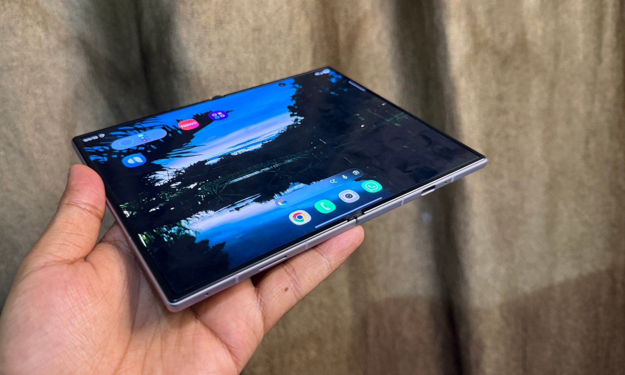 Экран без складки и шарнир из жидкого металла. Ориентируйтесь на складку на Samsung Galaxy Fold 8. Такой же она будет и у Ultra. Фото.