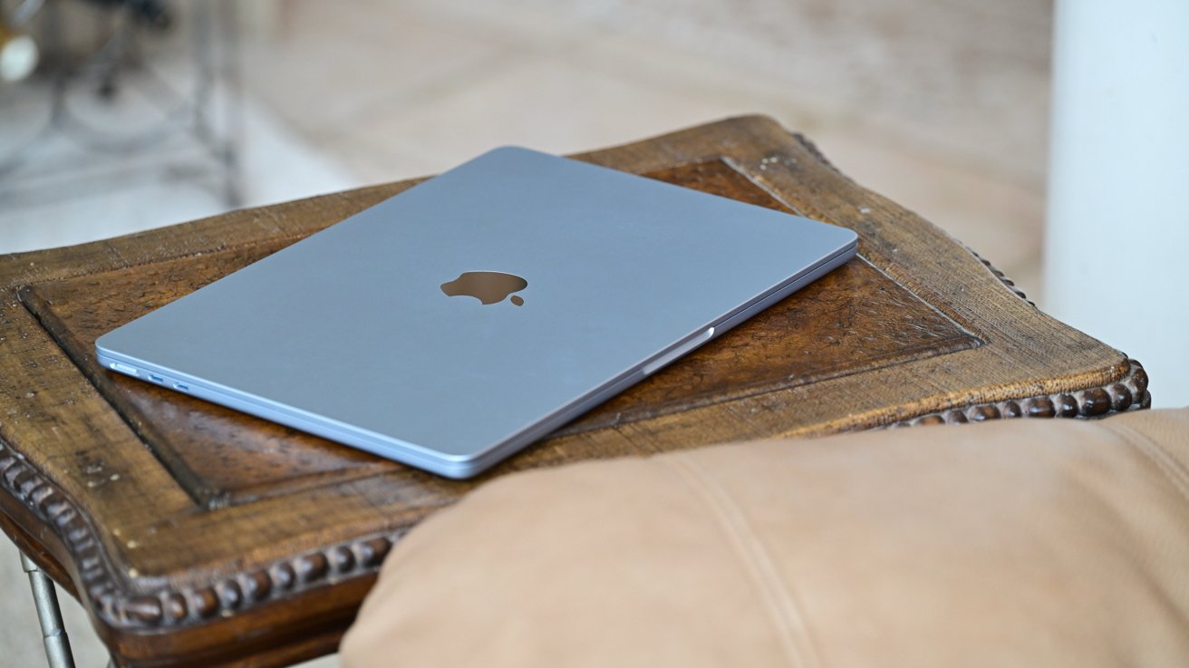 Стоит ли уже сейчас верить прогнозу. Закрытый MacBook Air в голубом цвете. Фото.
