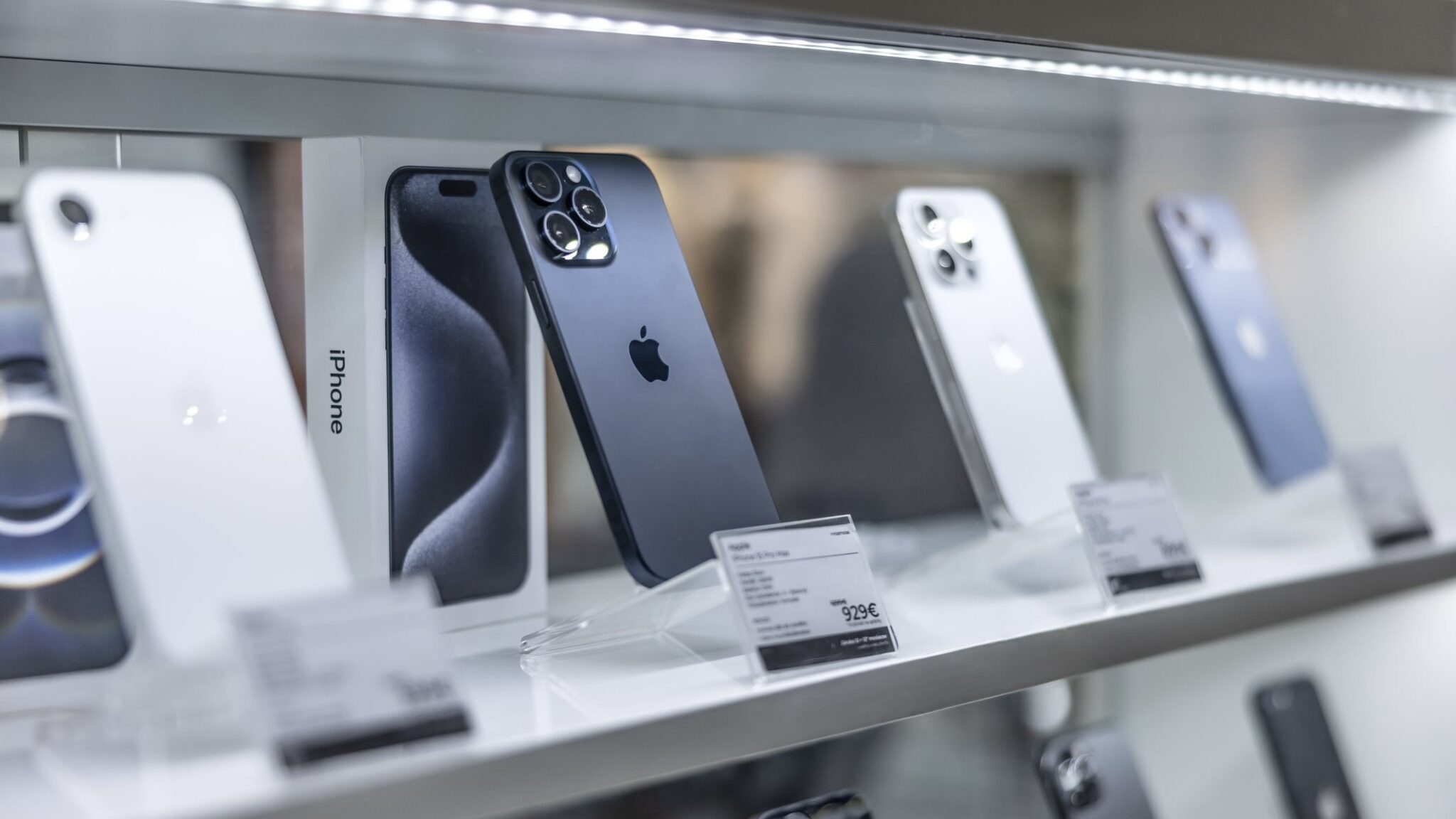 iPhone на полке магазина