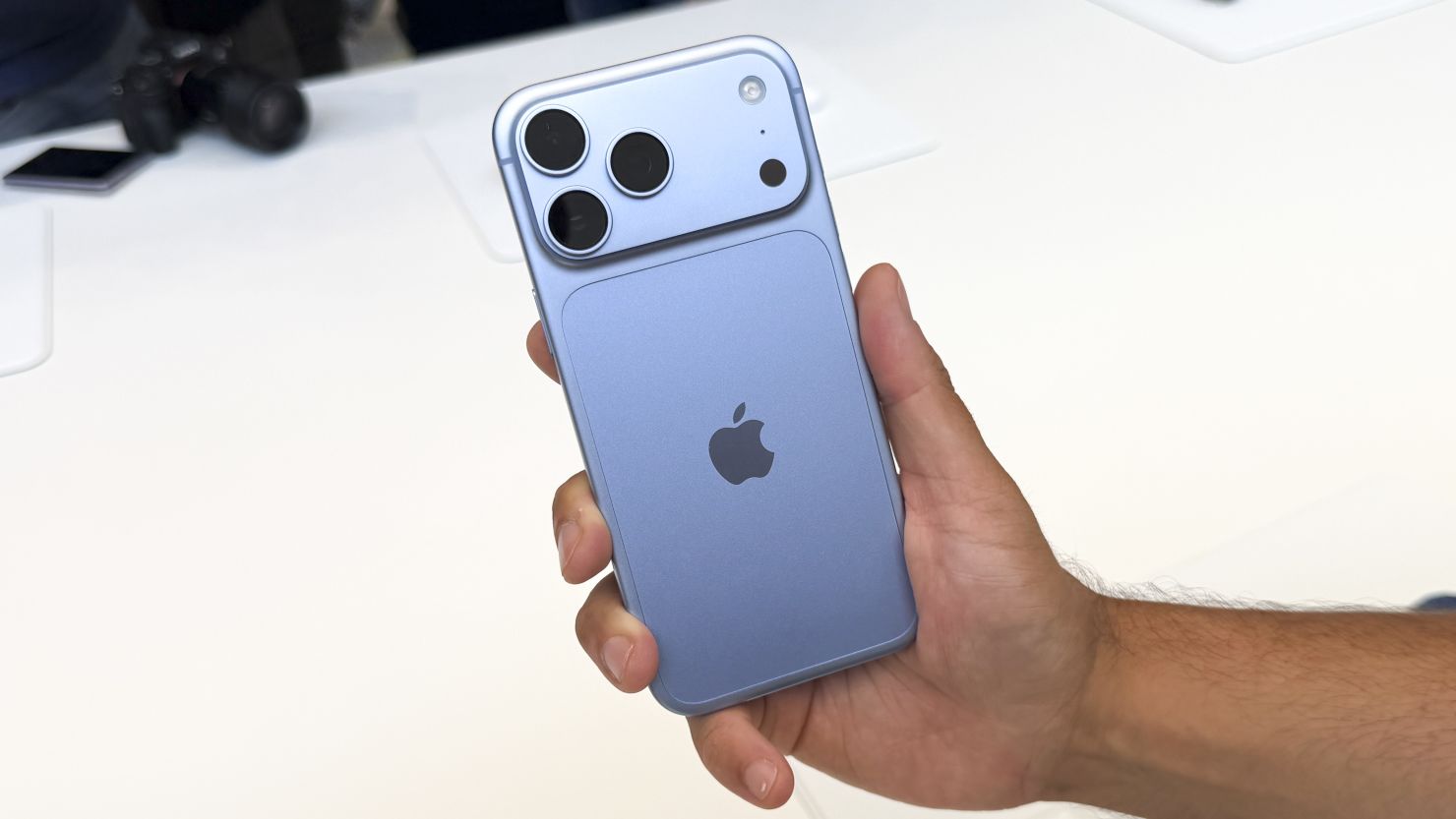 iPhone 18 Pro в глубом цвете с поддержкой новой функции Reference Image