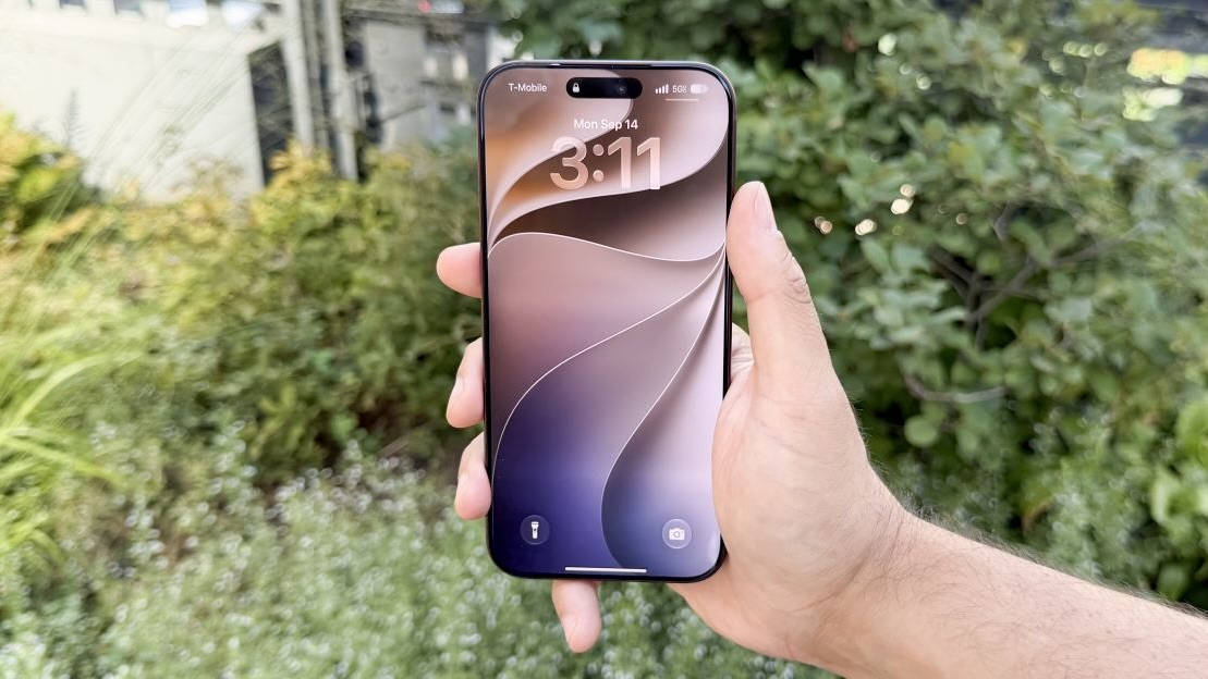 iPhone 18 Pro Max с глянцевым стеклом на экране