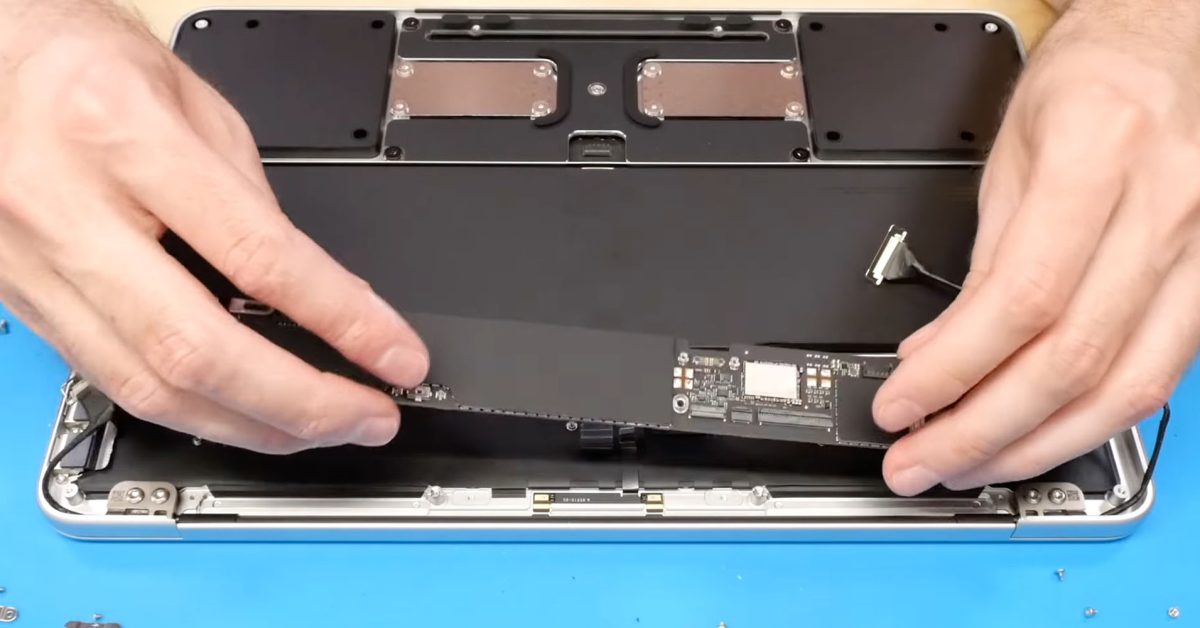 SSD распаян, и заменить его нельзя. Заменить SSD в Neo очень и очень сложно, не говоря про то, что дорого. Фото.