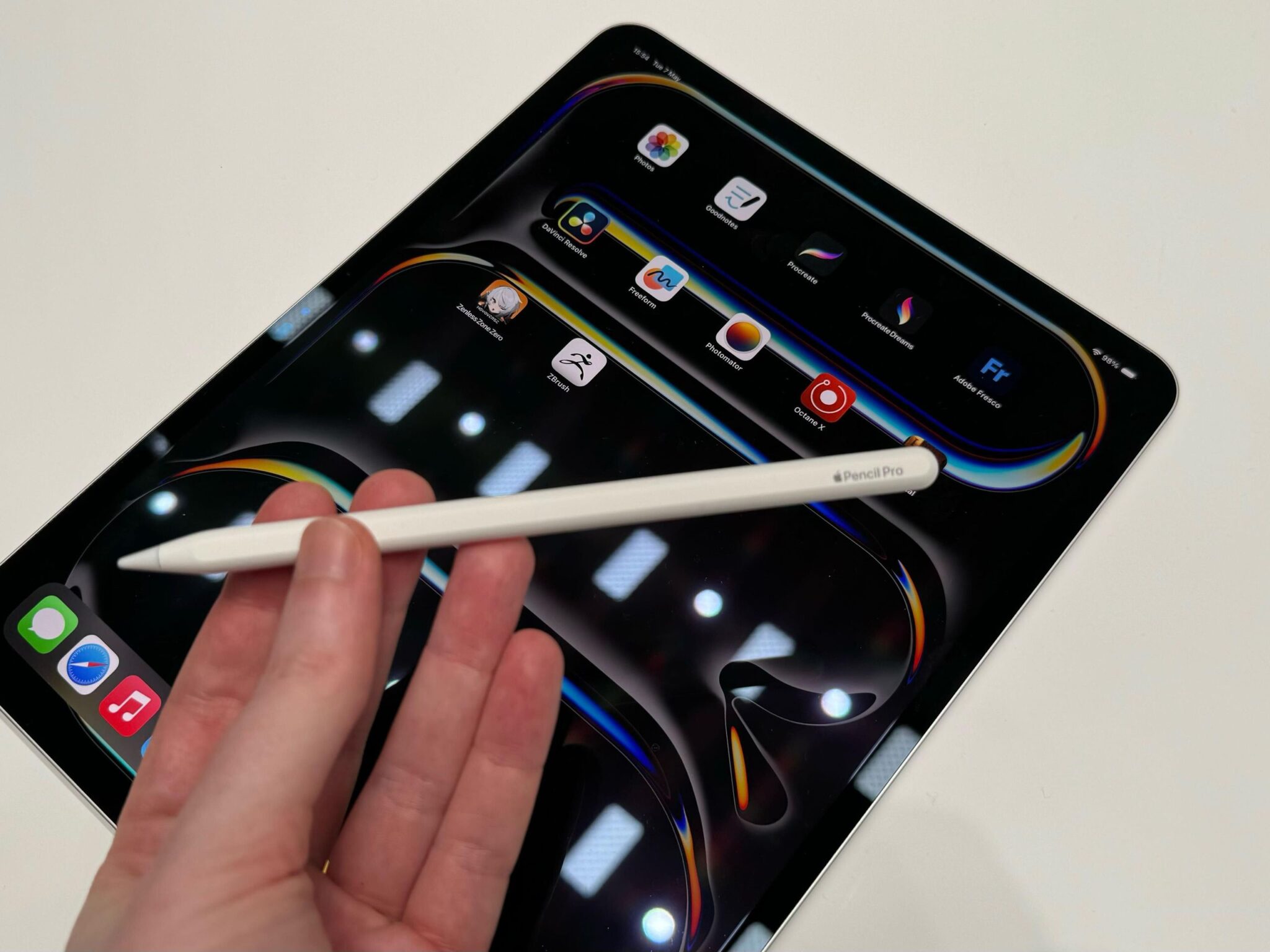 Как Apple Pencil заряжается на магнитной грани. Заряжаться от боковой грани умеют только Apple Pencil Pro и 2. Фото.
