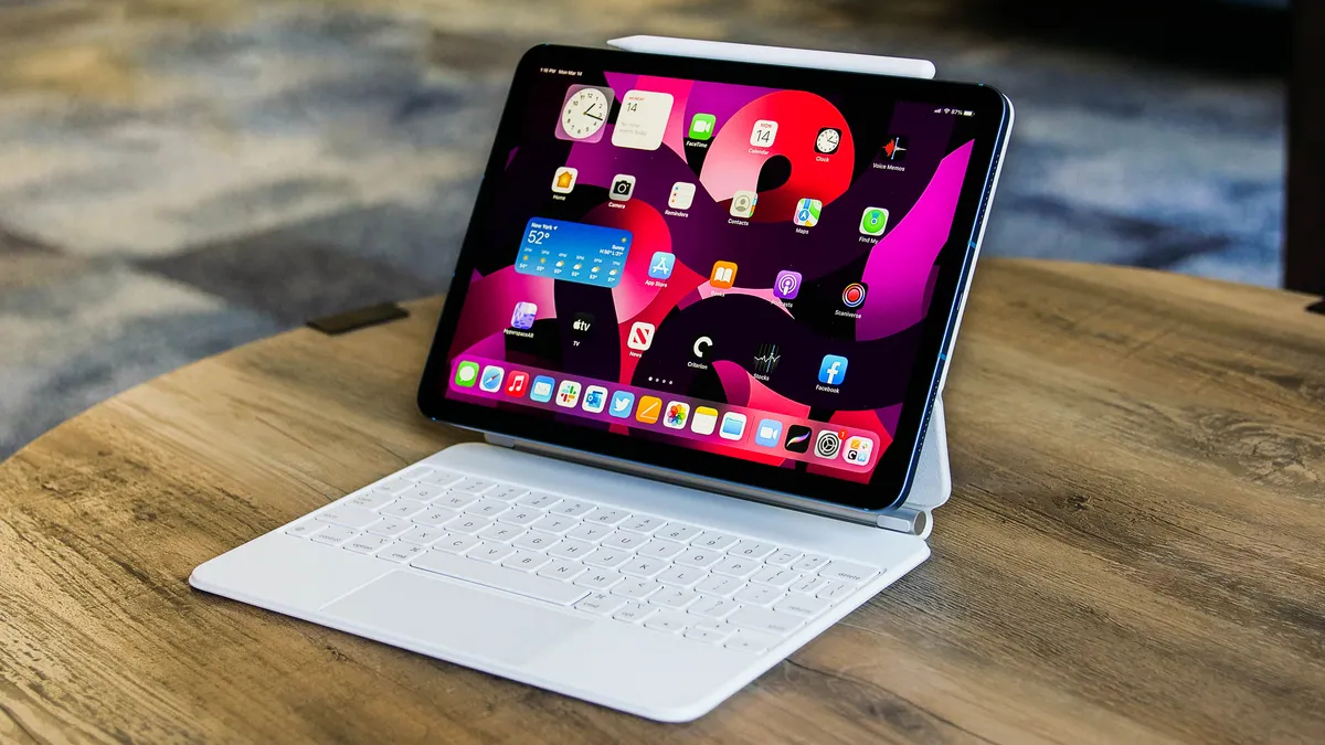 Что происходит с батареей самого стилуса. Apple Pencil заряжается даже когда подключена клавиатура. Фото.