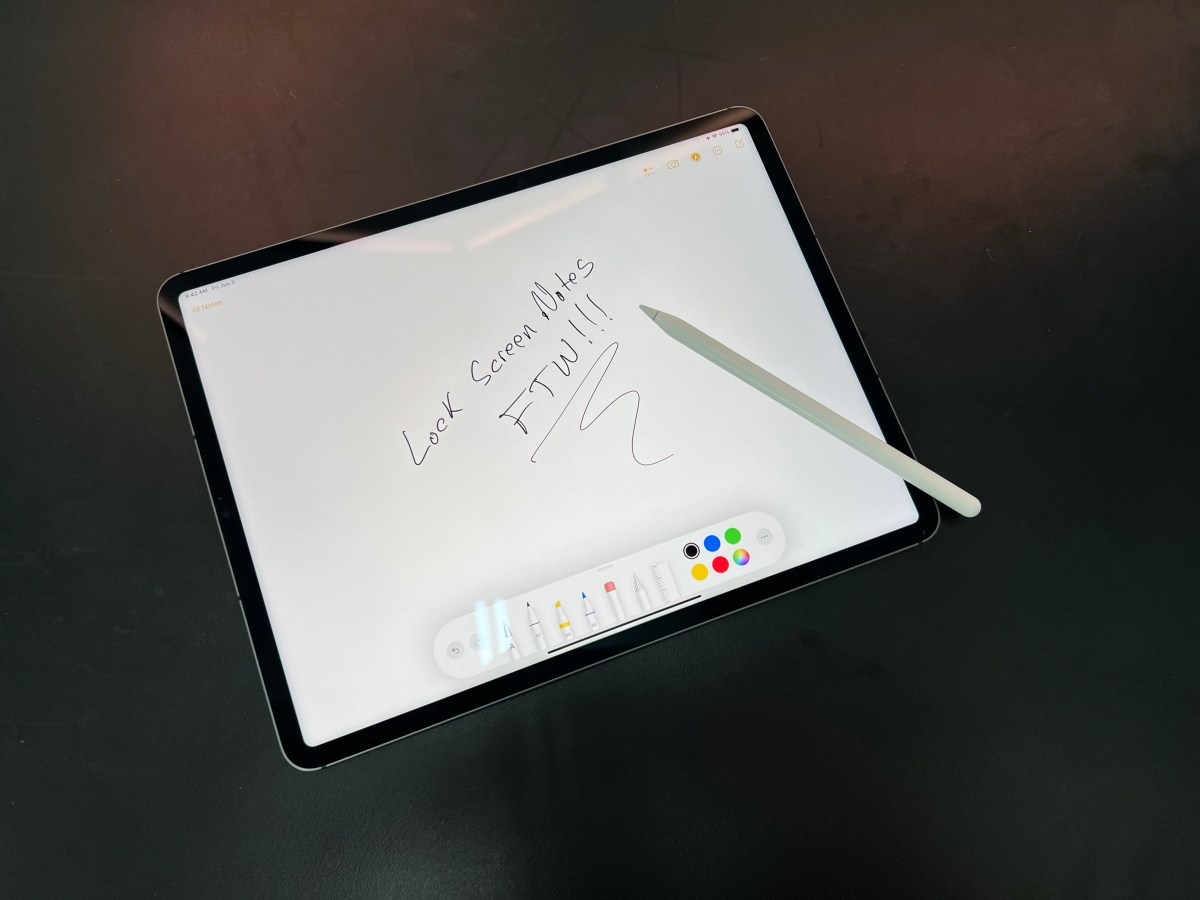 Снимать после зарядки или оставить на месте. Apple Pencil 2 и Pro точно не стоит носить отдельно от iPad. Снимайте его только для использования. Фото.