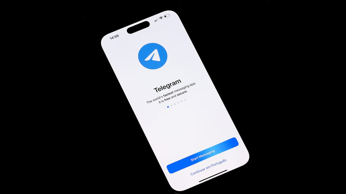 Кто в зоне риска и грозит ли это айфону. Экран авторизации Telegram на iPhone. Фото.
