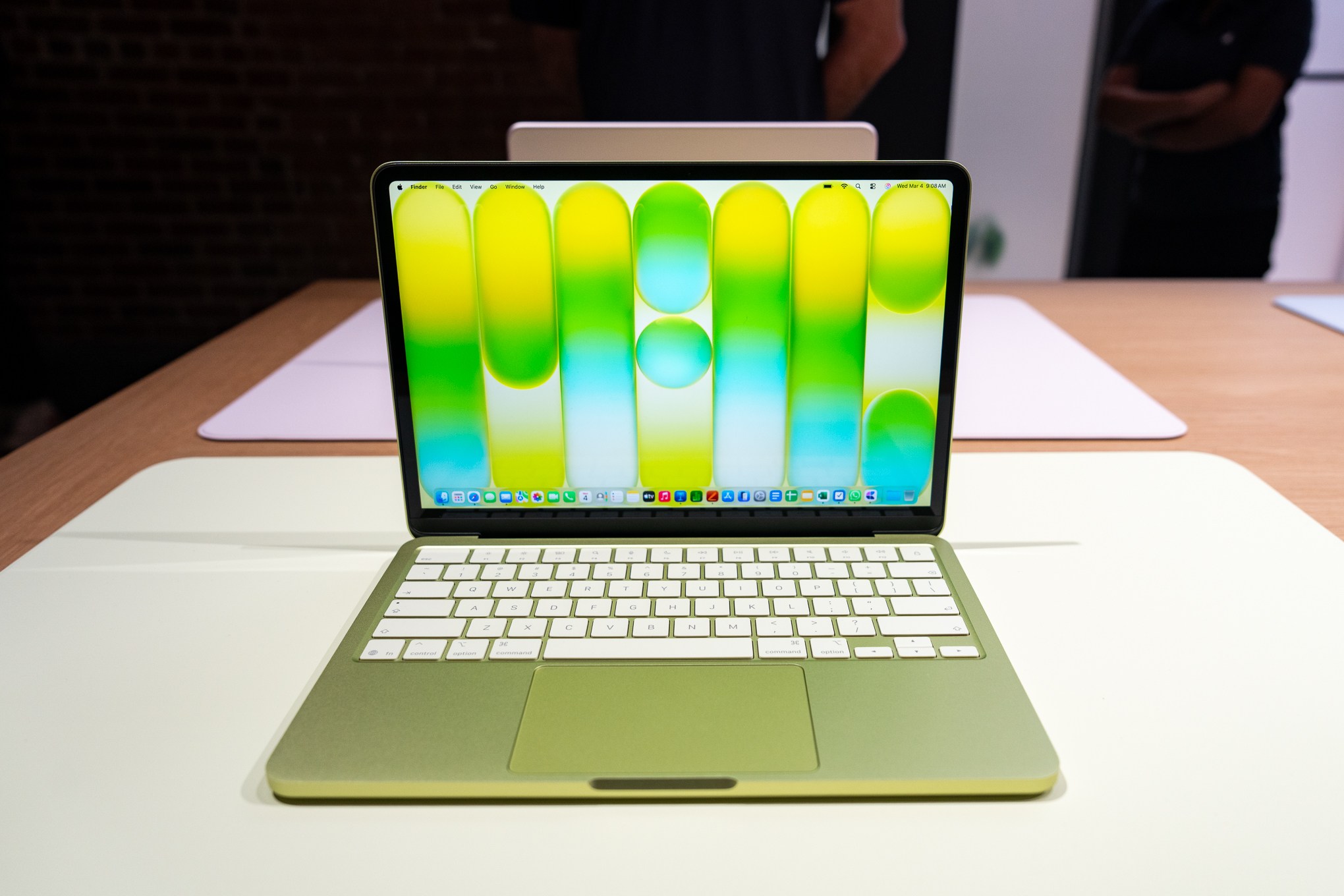 Новые категории, которых раньше не было. Дешёвый MacBook Neo — тоже итог руководства Тима Кука. Фото.