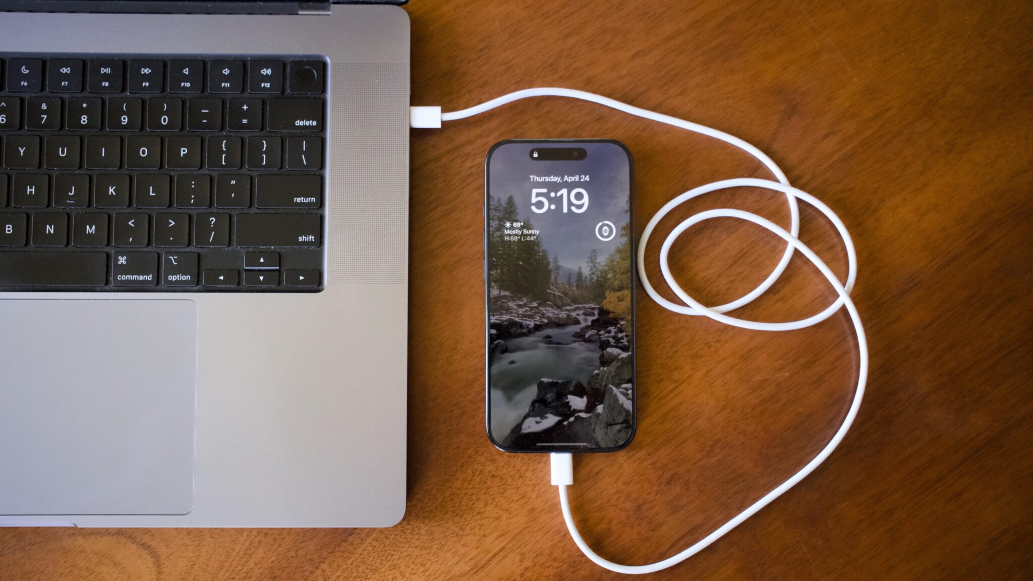 iPhone, подключенный к компьютеру Mac