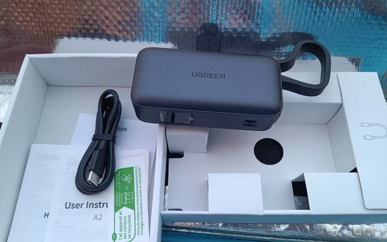 Мини-повербанк с подставкой для видеозвонков на iPhone. Мини-повербанк Ugreen на фоне упаковки. Фото.