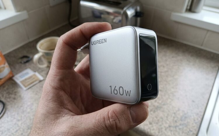 Я купил зарядку, которая заряжает любой iPhone быстрее остальных, а стоит дешевле Apple. Я купил зарядку, которая заряжает любой iPhone быстрее остальных, а стоит дешевле Apple. Фото.