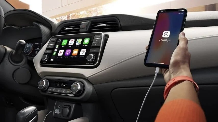 Задержка звука, скорость и стабильность связи. Подключение к CarPlay в автомобиле с помощью кабеля. Фото.
