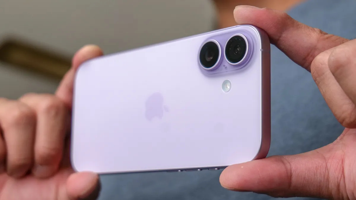 Базовый iPhone 17 в руках