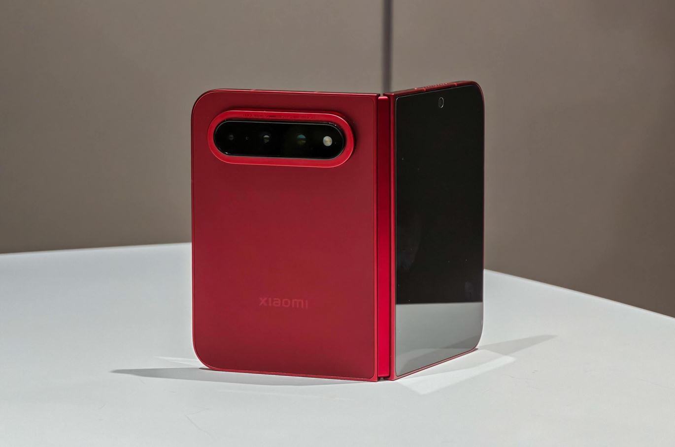 Новый Xiaomi 18 Fold в красном цвете