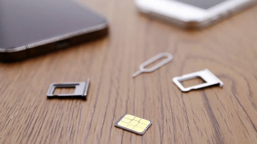 SIM-карты на столе рядом с iPhone