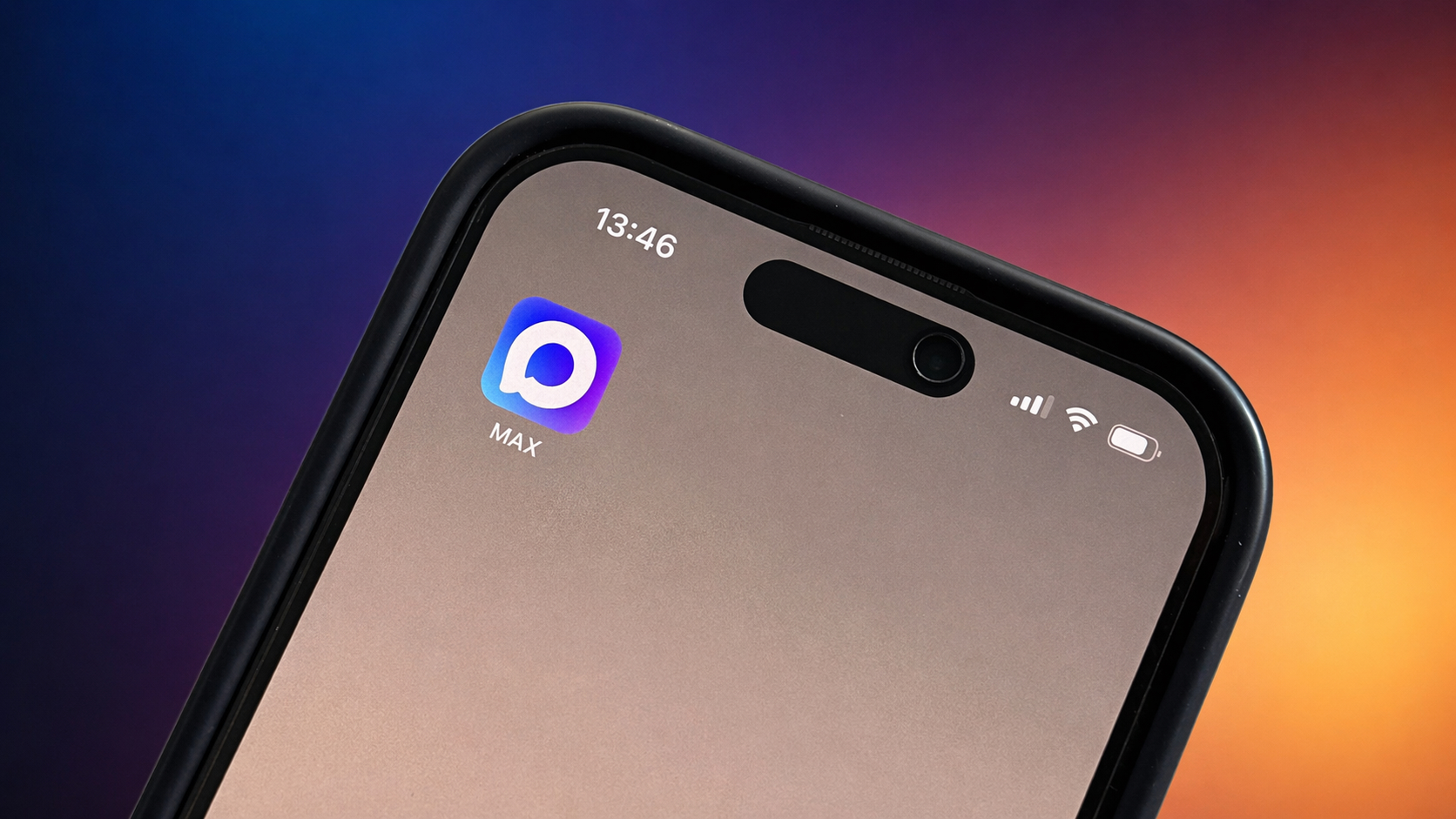 Иконка мессенджера МАКС на экране iPhone