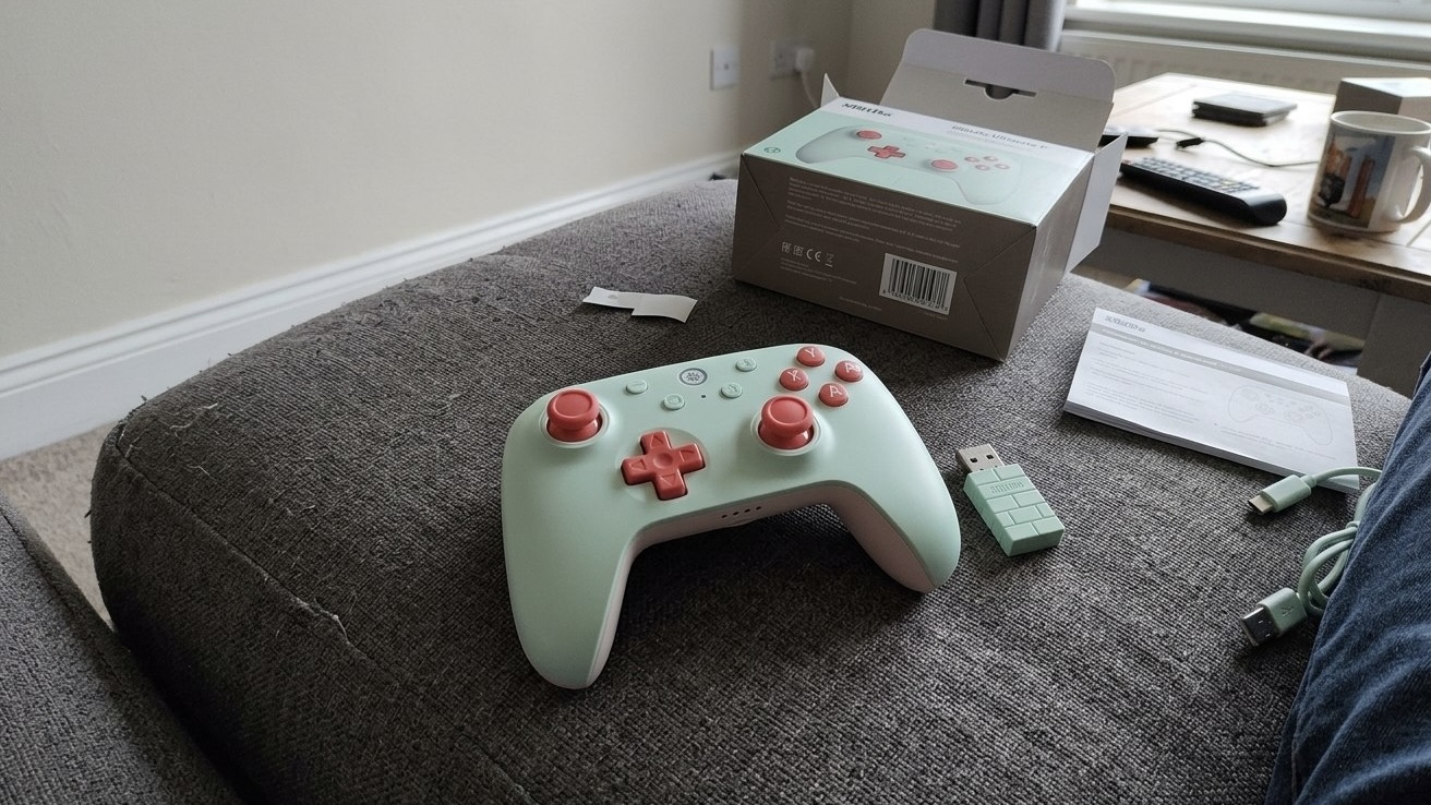 Геймпад 8BitDo Ultimate 2C мятного цвета с приемником