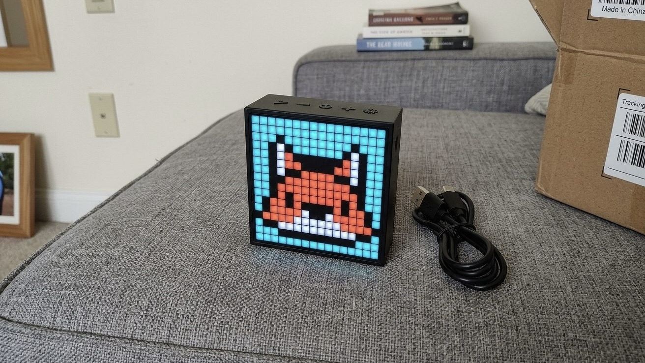 Колонка Divoom Timebox Evo с пиксельной лисой на экране