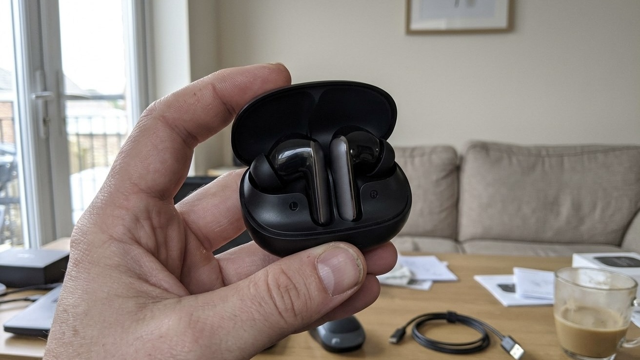 Наушники QCY Melobuds N65 в открытом черном кейсе