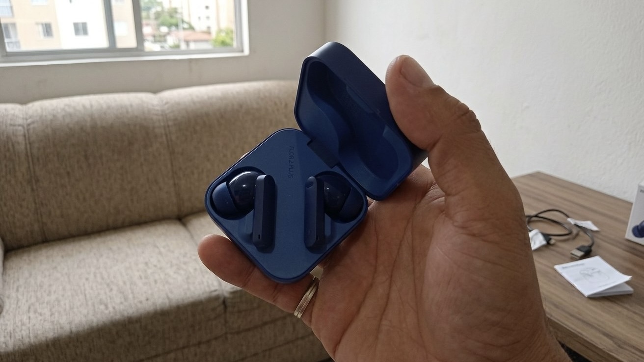 Синие наушники CMF Buds 2 Plus в открытом кейсе на ладони