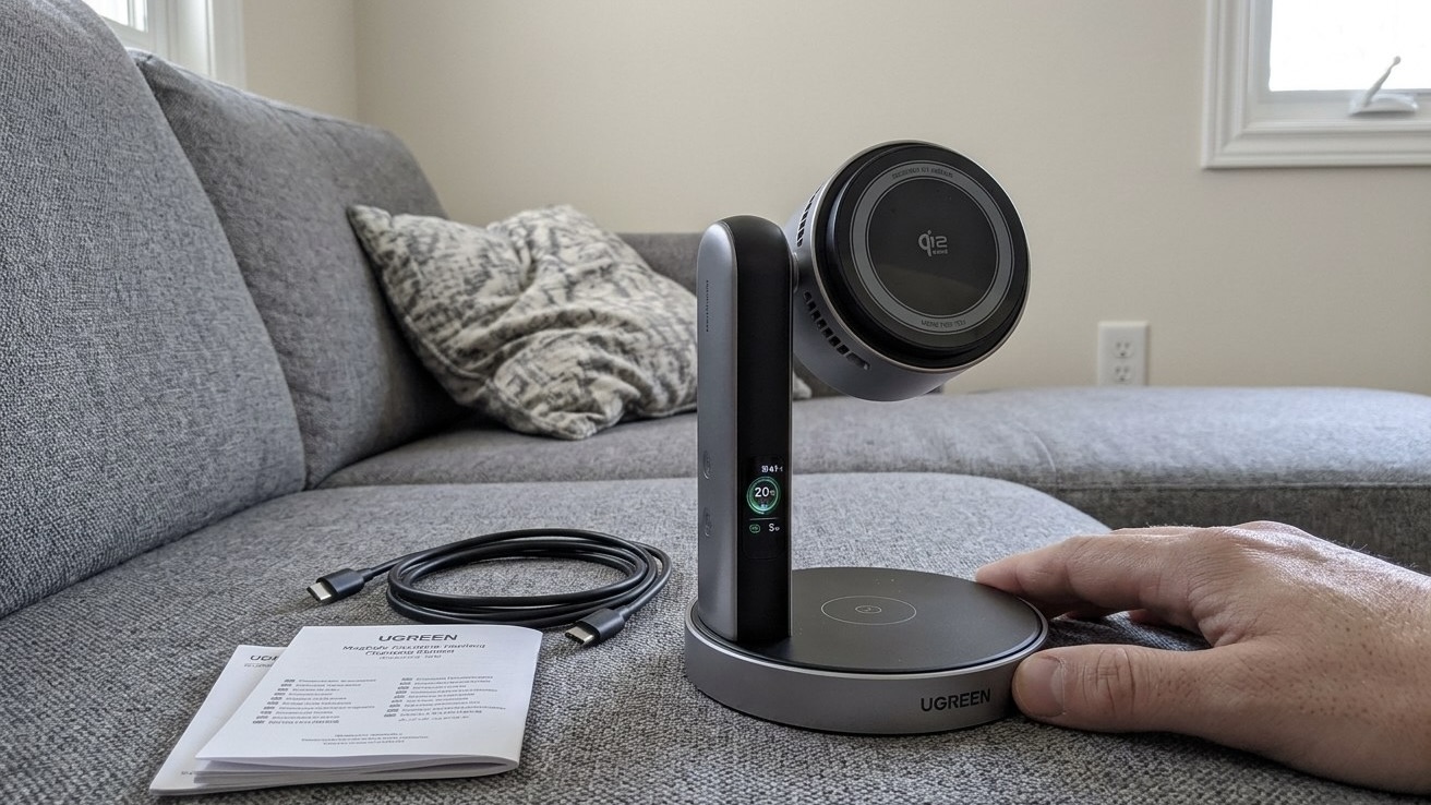 Подставка UGREEN MagFlow Pro 2-в-1 с магнитной шайбой на стойке, маленьким экраном и площадкой для наушников стоит на диване